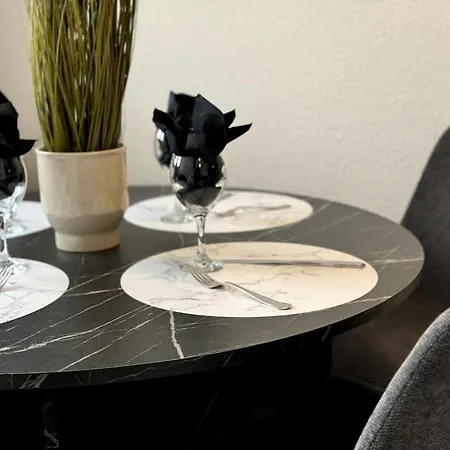 Luxury 2-bed Marina Apartment