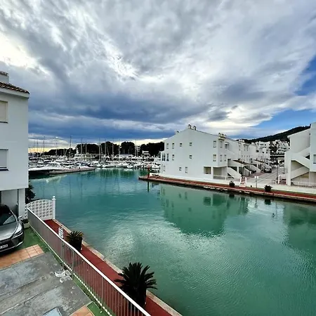 Luxury 2-bed Marina * 阿尔考斯布里